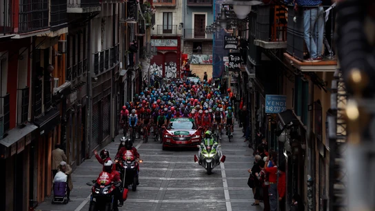 El pelotón a su paso por la calle Estafeta de Pamplona durante la segunda etapa de la Vuelta Ciclista a España con salida en Pamplona y llegada a Lekunberri, de 151,6km de recorrido  El pelotón a su paso por la calle Estafeta de Pamplona durante la segunda etapa de la Vuelta Ciclista a España con salida en Pamplona y llegada a Lekunberri, de 151,6km de recorrido