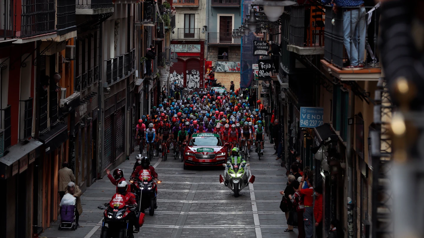 El pelotón a su paso por la calle Estafeta de Pamplona durante la segunda etapa de la Vuelta Ciclista a España con salida en Pamplona y llegada a Lekunberri, de 151,6km de recorrido El pelotón a su paso por la calle Estafeta de Pamplona durante la segunda etapa de la Vuelta Ciclista a España con salida en Pamplona y llegada a Lekunberri, de 151,6km de recorrido