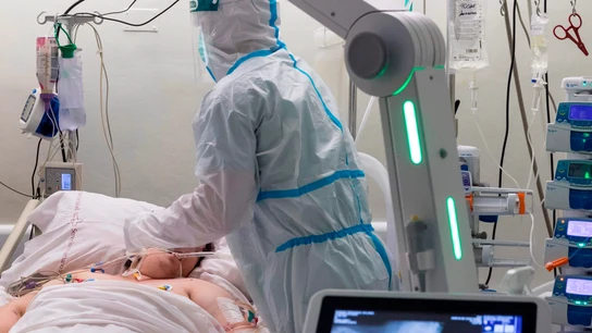 Un sanitario hace una radiografía del pecho a un paciente ingresado en la UCI por COVID-19. Un sanitario hace una radiografía del pecho a un paciente ingresado en la UCI por COVID-19.