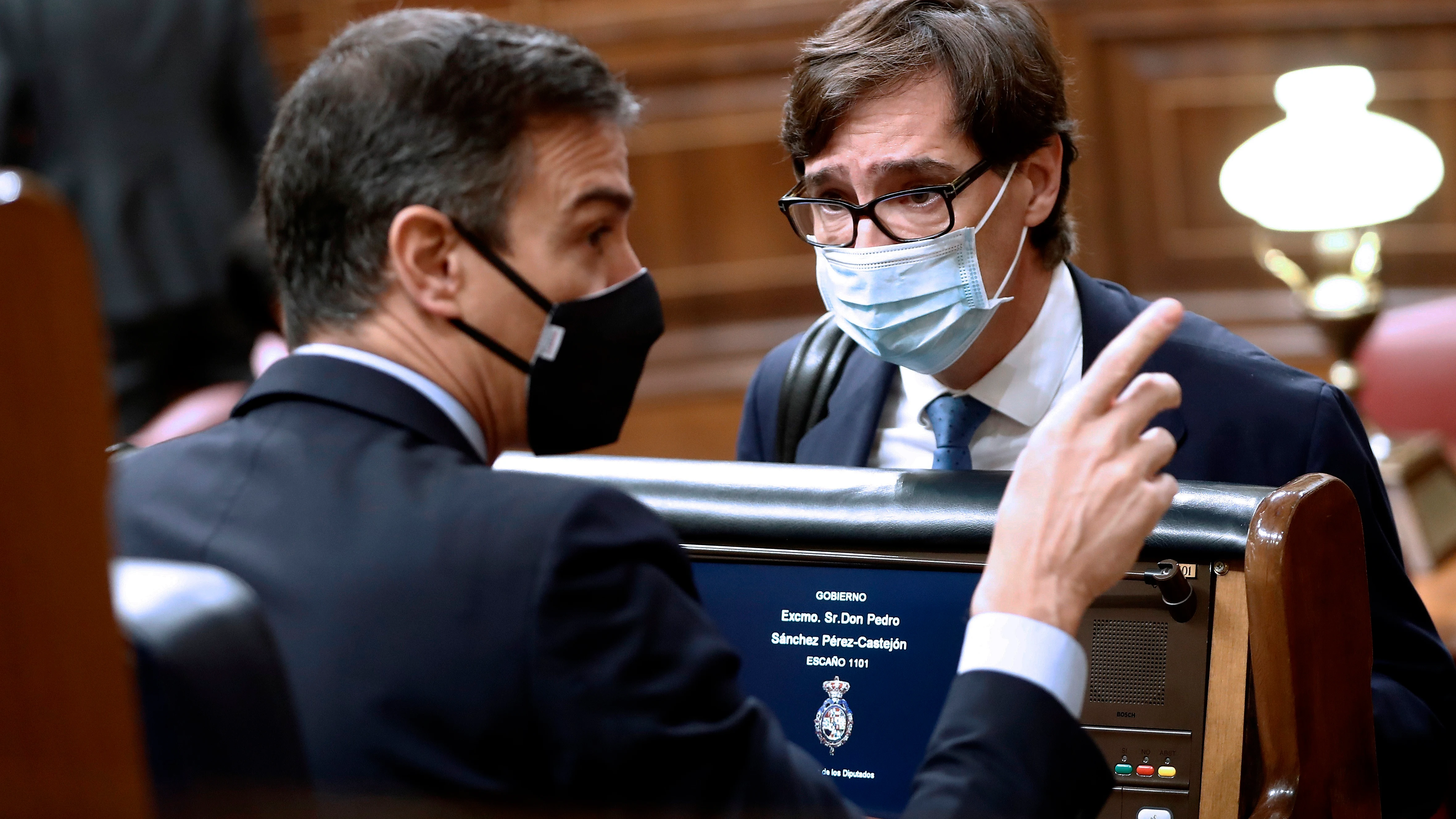 Pedro Sánchez y Salvador Illa conversan en el Congreso de los Diputados