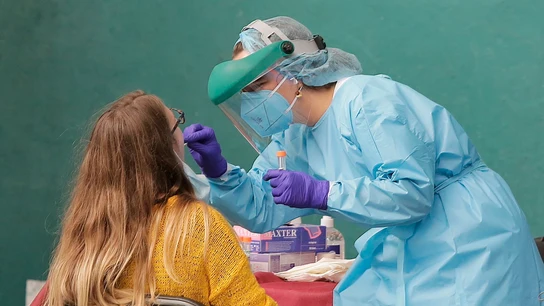 Una sanitaria realiza una prueba anticovid Una sanitaria realiza una prueba anticovid