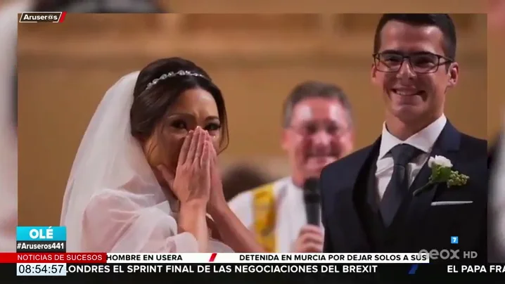 Las lágrimas de una novia al ver cómo sus alumnos con síndrome de Down llevan los anillos al altar por sorpresa