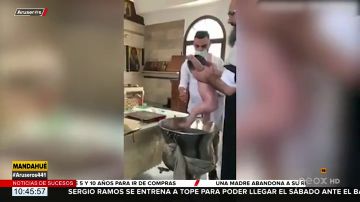 Un sacerdote sacude de forma violenta a un bebé durante su bautismo 