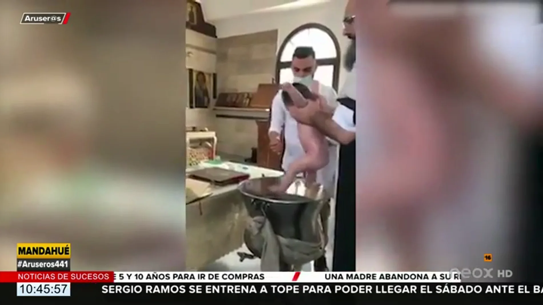 Un sacerdote sacude de forma violenta a un bebé durante su bautismo 