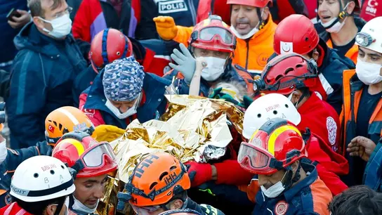 Los equipos de salvamento tras rescatar a la pequeña Elif Los equipos de salvamento tras rescatar a la pequeña Elif