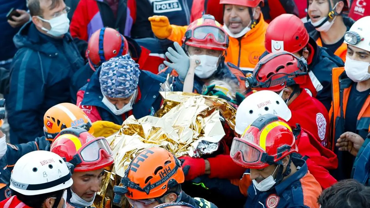 Los equipos de salvamento tras rescatar a la pequeña Elif Los equipos de salvamento tras rescatar a la pequeña Elif