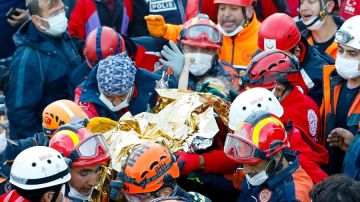 Los equipos de salvamento tras rescatar a la pequeña Elif