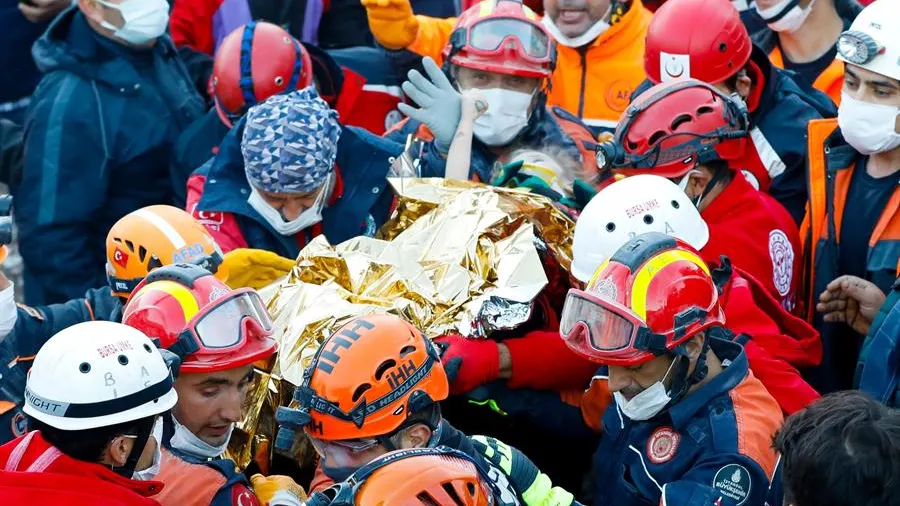 Los equipos de salvamento tras rescatar a la pequeña Elif