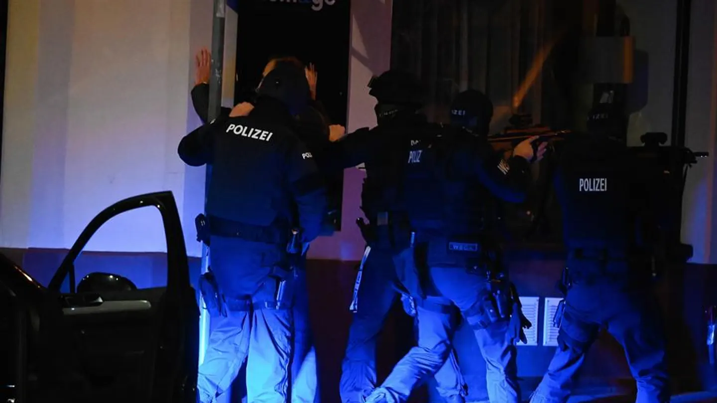 La policía austriaca tras un ataque en Viena La policía austriaca tras un ataque en Viena