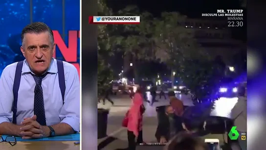 El emocionante momento en el que un pianista toca una balada de 'The Bangles' en plenos disturbios en Barcelona El emocionante momento en el que un pianista toca una balada de 'The Bangles' en plenos disturbios en Barcelona