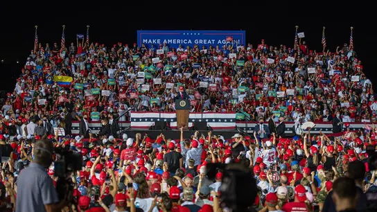 Trump saluda a sus simpatizantes durante un acto de su campaña electoral. Trump saluda a sus simpatizantes durante un acto de su campaña electoral.