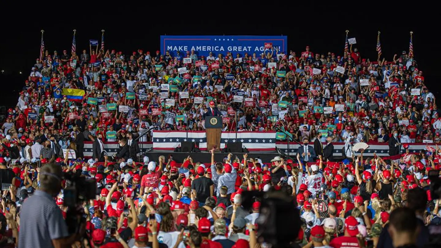 Trump saluda a sus simpatizantes durante un acto de su campaña electoral. Trump saluda a sus simpatizantes durante un acto de su campaña electoral.