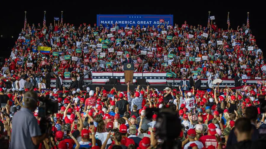 Trump saluda a sus simpatizantes durante un acto de su campaña electoral.