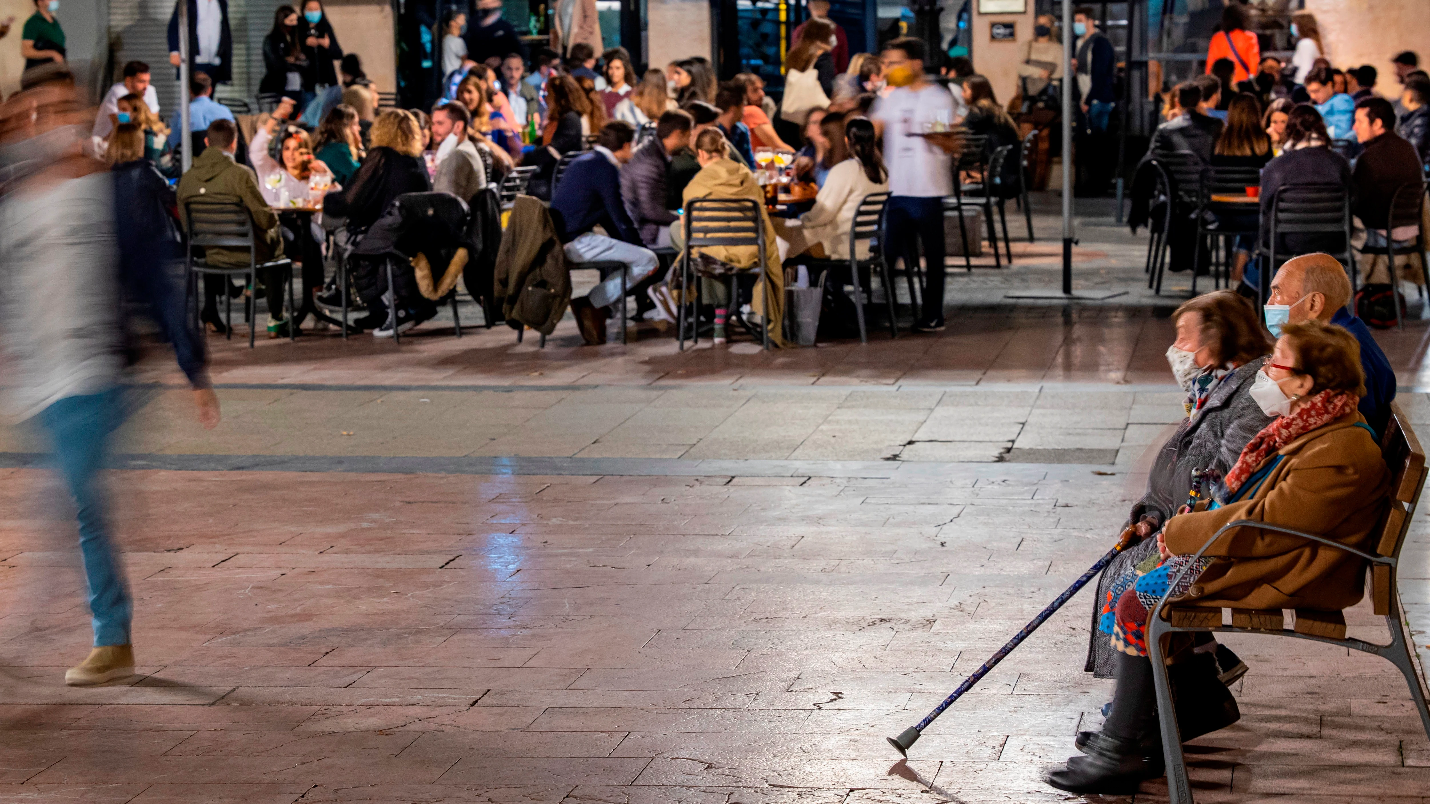  Imagen de una plaza del centro de Oviedo con una cafeteria llena de clientes 