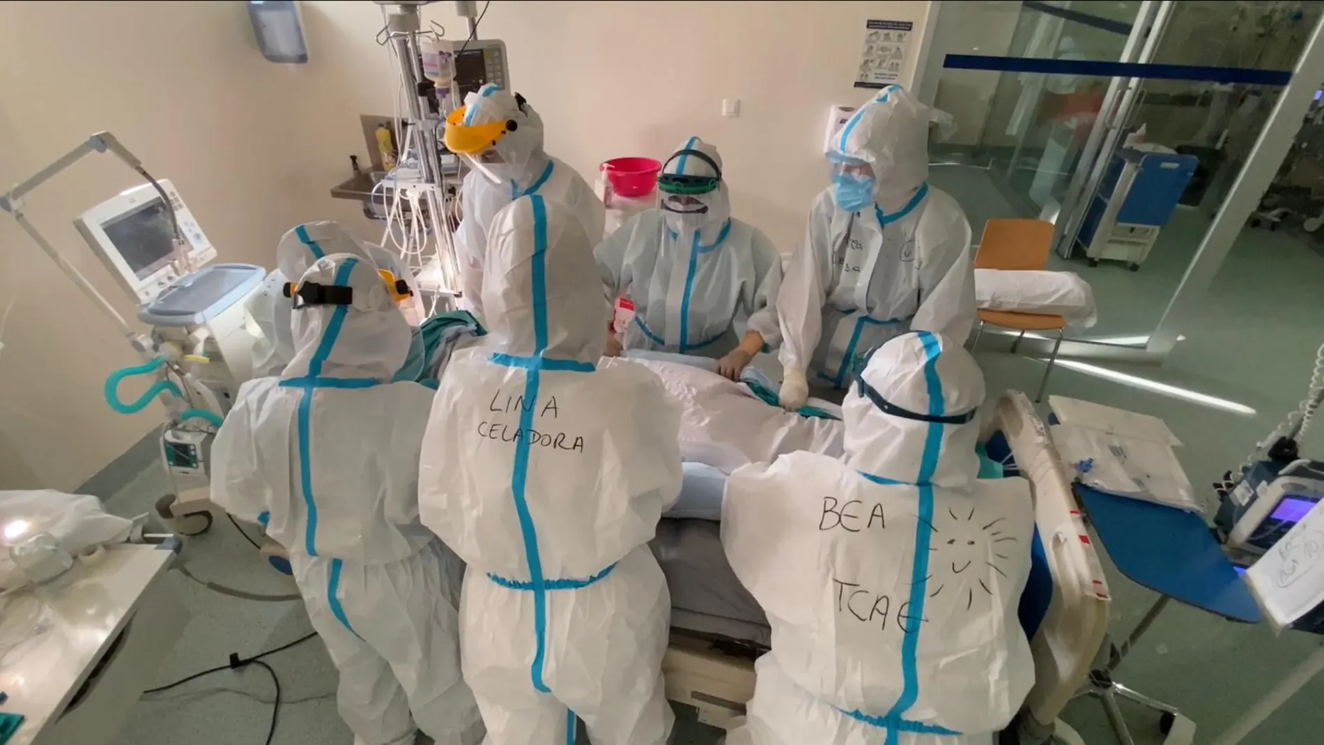 Imagen de varios sanitarios atendiendo a un paciente de la unidad de críticos del hospital de Ourense