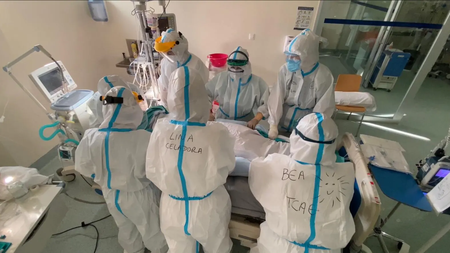 Imagen de varios sanitarios atendiendo a un paciente de la unidad de críticos del hospital de Ourense