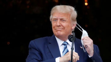 Donald Trump se quita la mascarilla