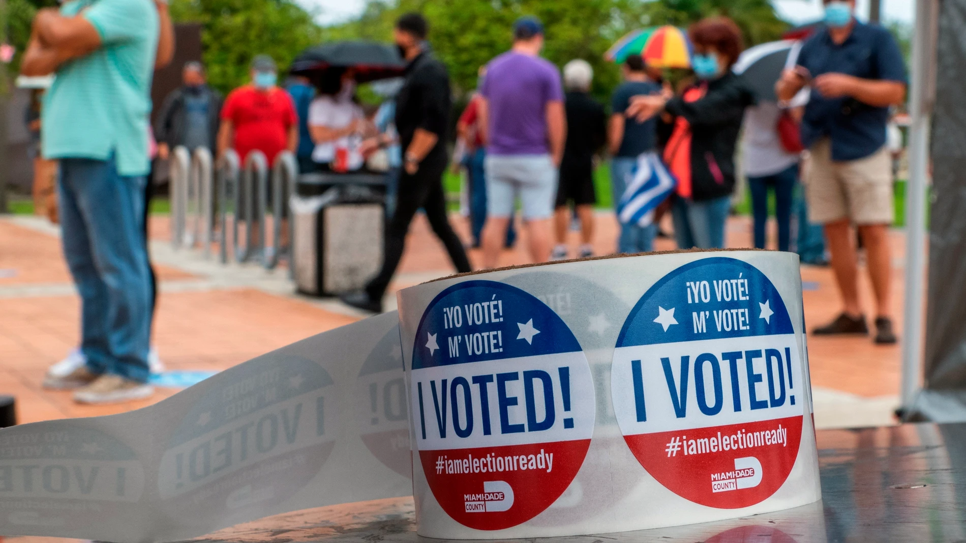 Detalle de unas pegatinas que dicen 'Yo voté' en un centro de votación en Miami