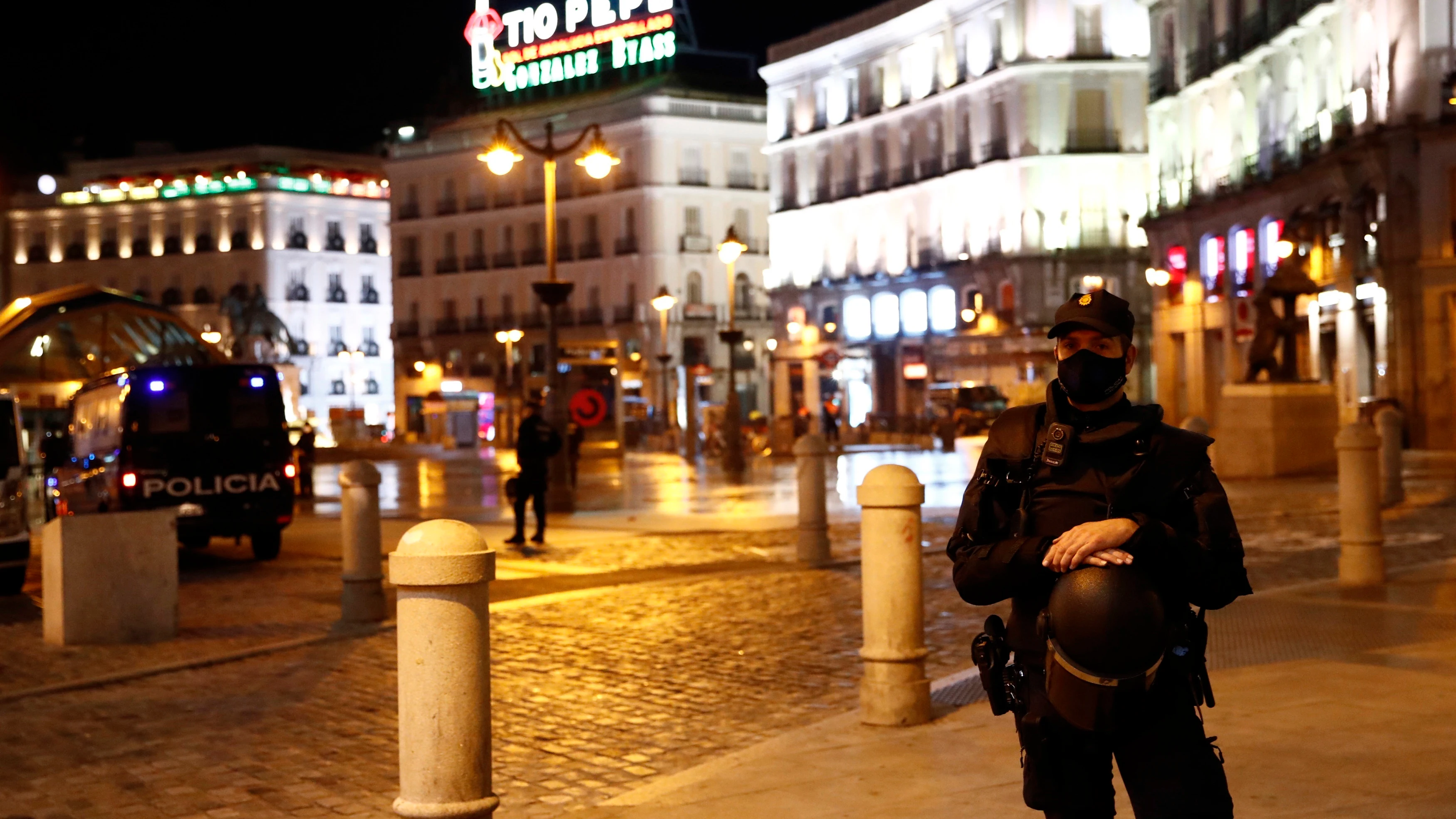 Miembros de la Policía Nacional en la Puerta del Sol