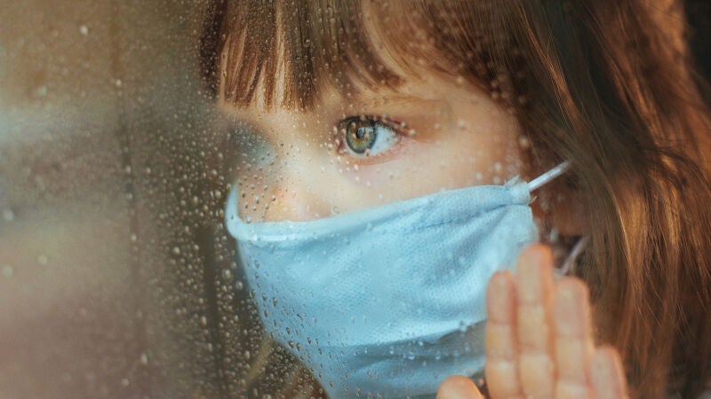 ¿Qué debo hacer con mi mascarilla si llueve?