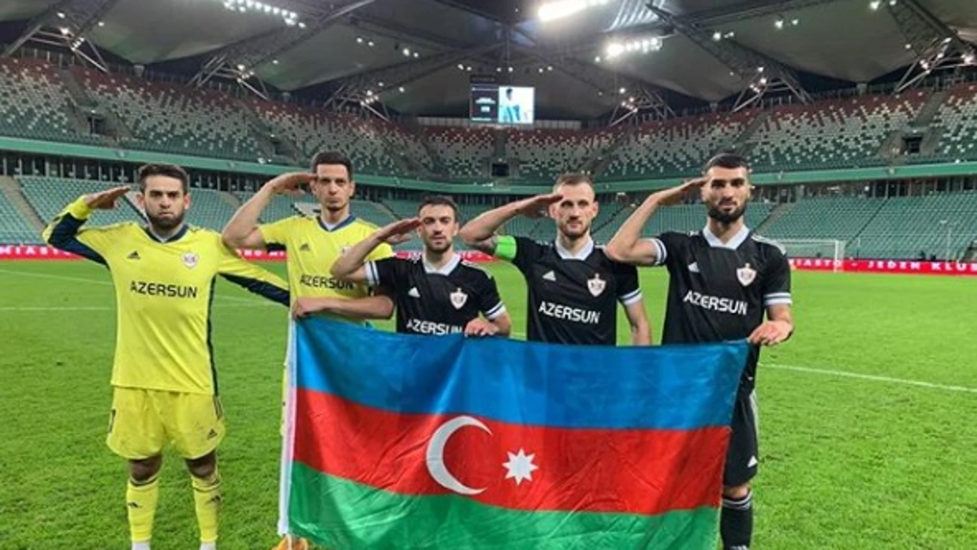 Varios jugadores del Qarabag posan junto a la bandera de Azerbaiyán 