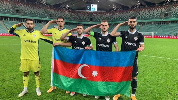 Varios jugadores del Qarabag posan junto a la bandera de Azerbaiyán 