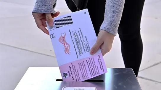 Una persona introduce una papeleta en las elecciones de EEUU Una persona introduce una papeleta en una urna en el estado de Nevada