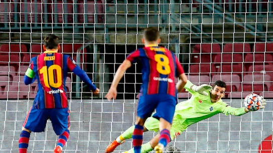 Leo Messi lanza un penalti Leo Messi lanza un penalti
