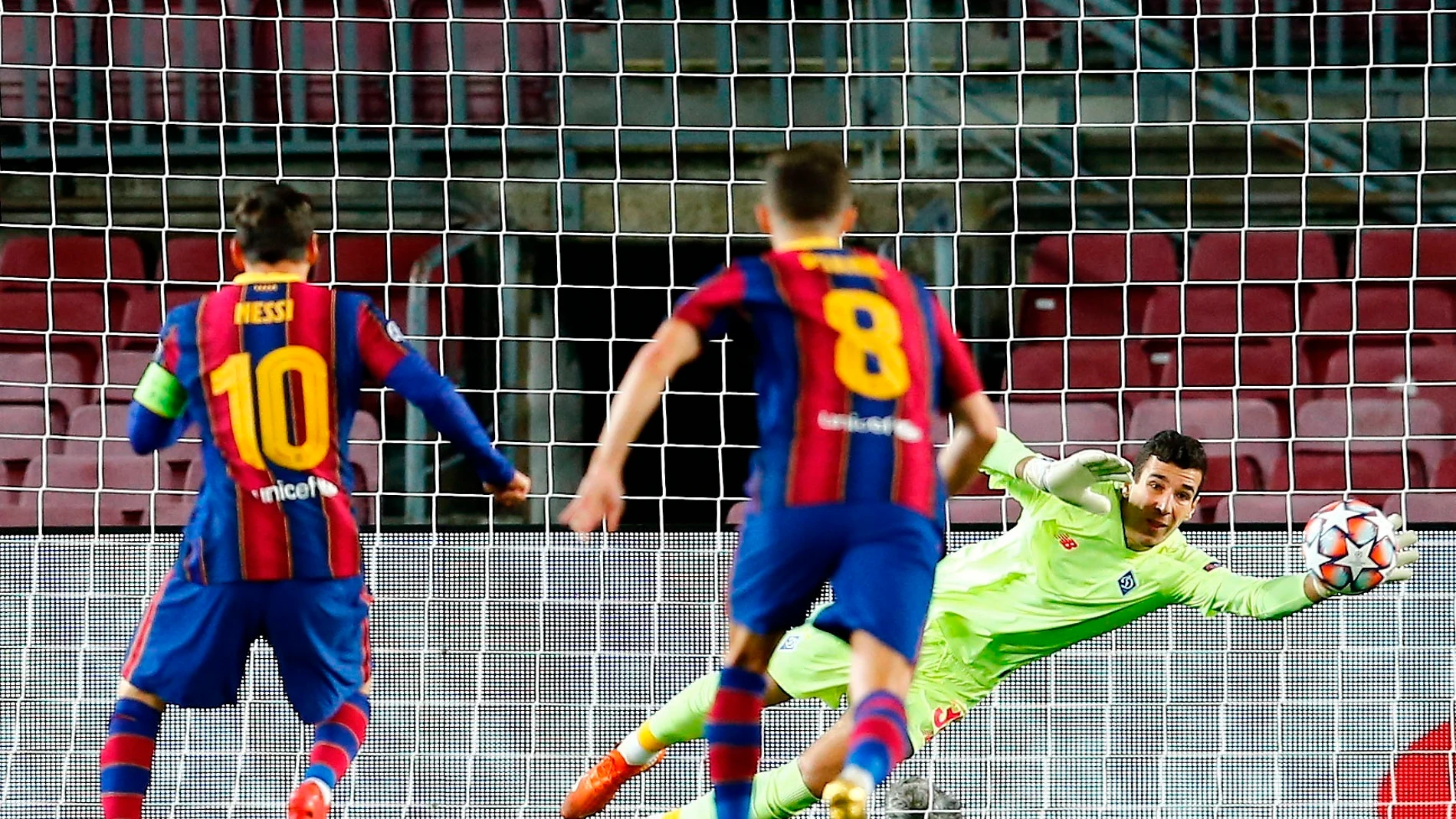 Leo Messi lanza un penalti
