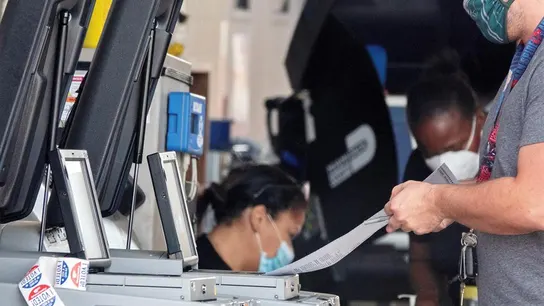Una persona vota en una estación de bomberos en Hialeah, Florida Una persona vota en una estación de bomberos en Hialeah, Florida