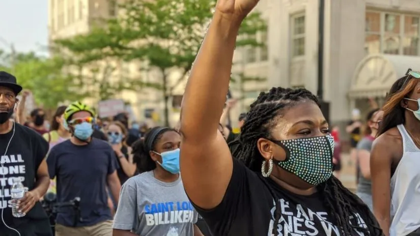 Cori Brush durante una protesta