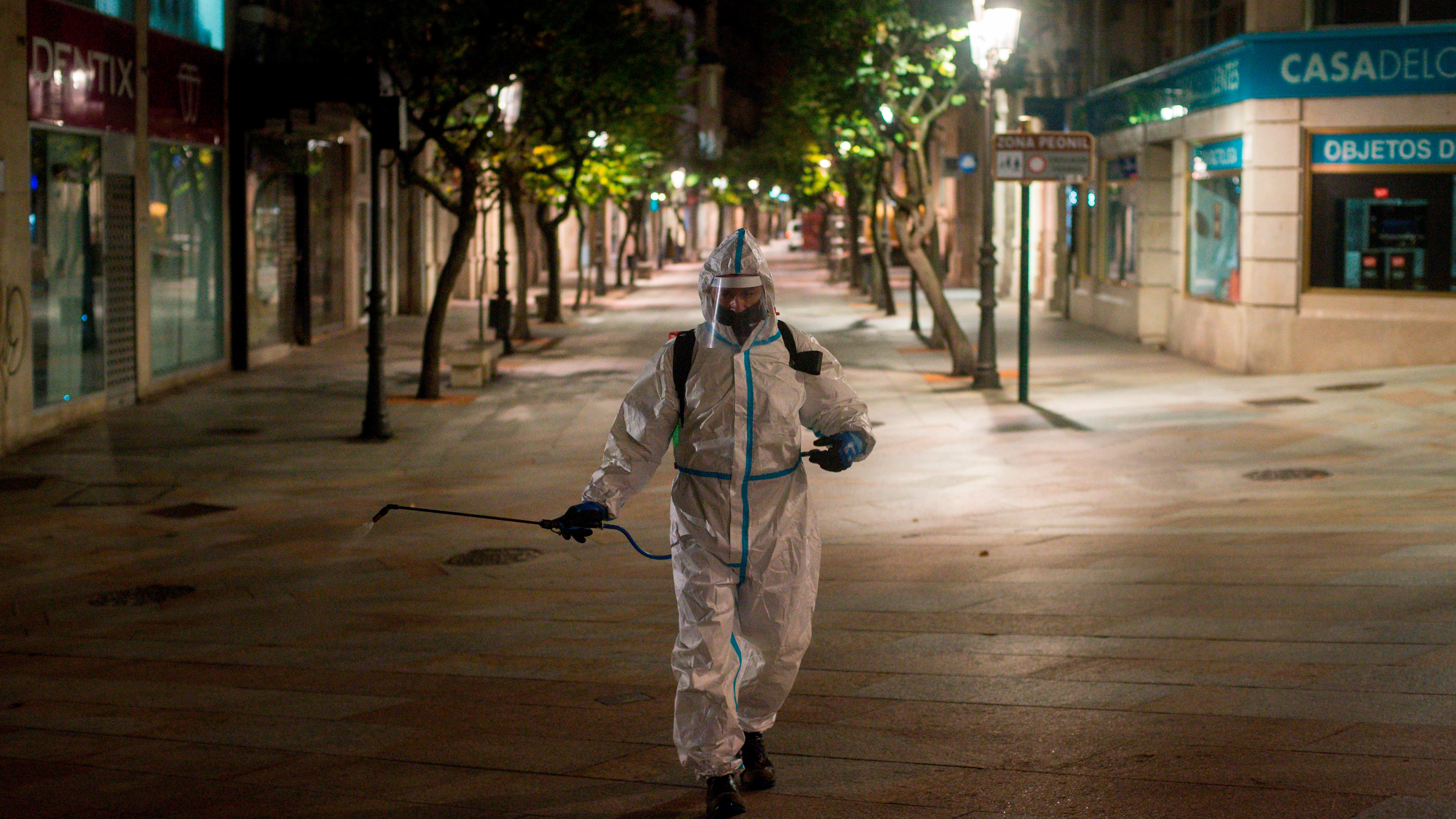 un operario municipal realiza labores de desinfección, en la calle del Paseo de Ourense