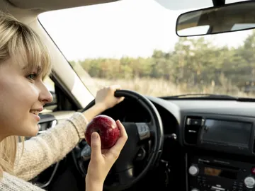 Dependerá de la interpretación de los agentes, pero podrían multarte por comer al volante Dependerá de la interpretación de los agentes, pero podrían multarte por comer al volante