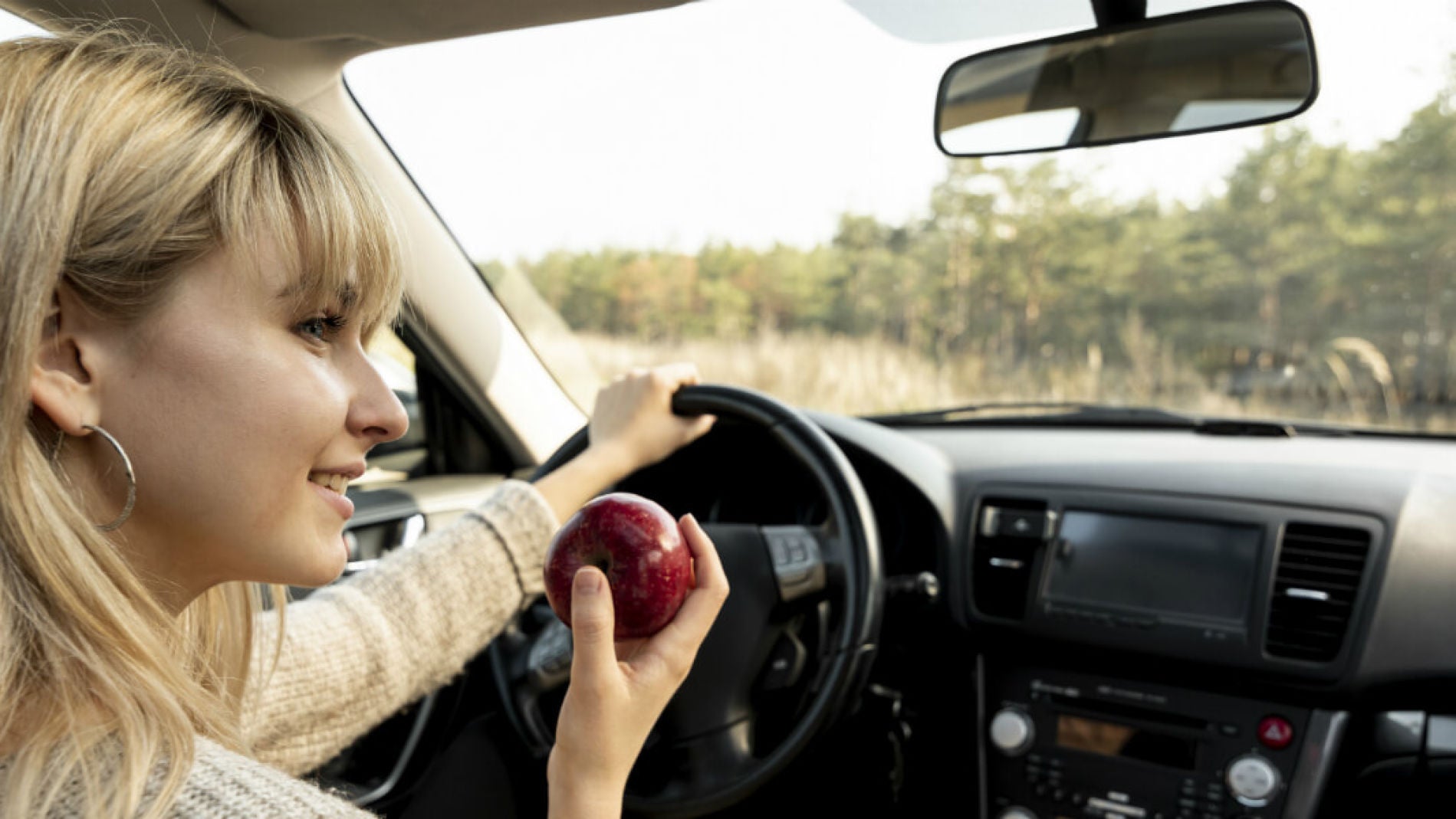 Depender&aacute; de la interpretaci&oacute;n de los agentes, pero podr&iacute;an multarte por comer al volante