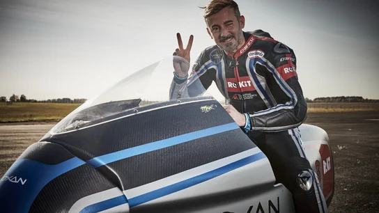 Max Biaggi bate 11 récords con la Voxan El expiloto superó los 400 kilómetros por hora
