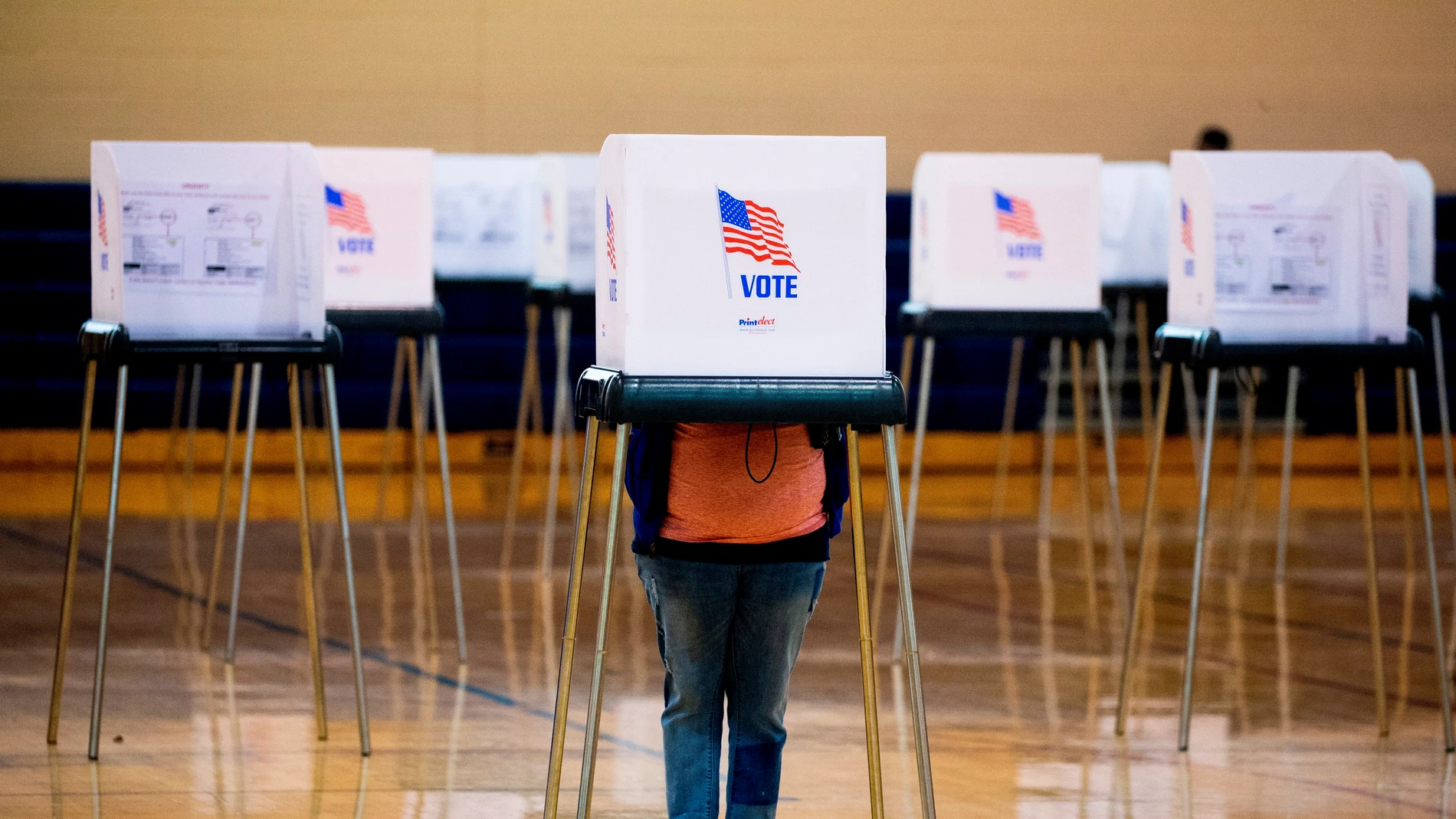 Una persona ejerce su derecho al voto en un colegio electoral de Bowie, Maryland