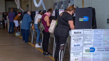 Imagen de personas votando en EEUU