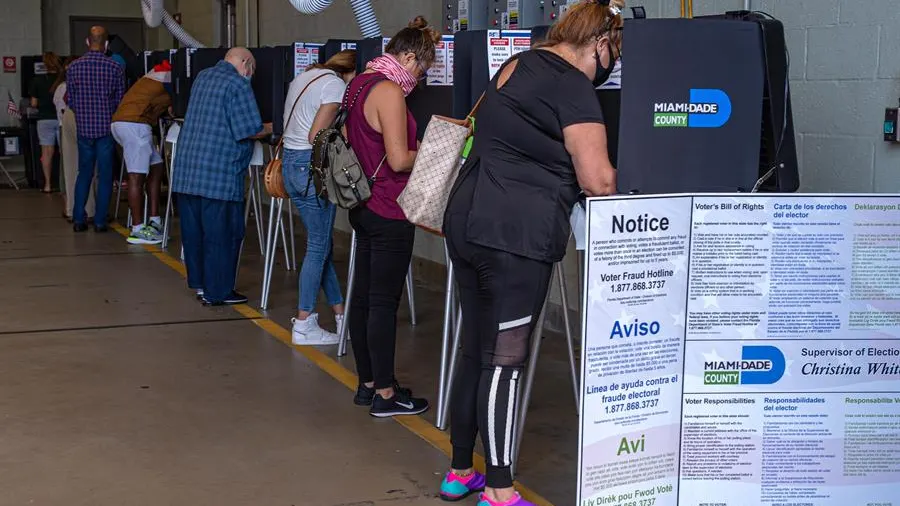 Imagen de personas votando en EEUU