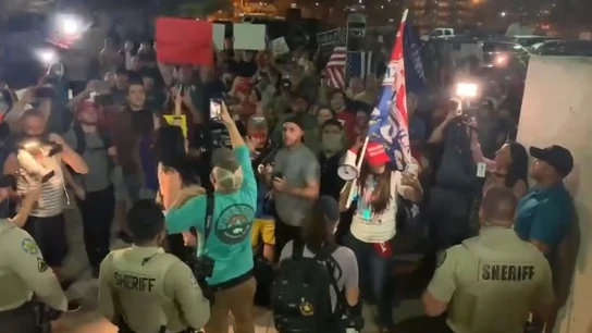 Imagen de la CNN de la protesta ante el centro de votación Imagen de la CNN de la protesta ante el centro de votación