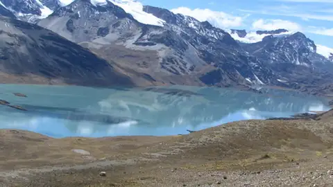 Lago Suches, uno de los lagos de la Cordillera Apolobamba Lago Suches, uno de los lagos de la Cordillera Apolobamba