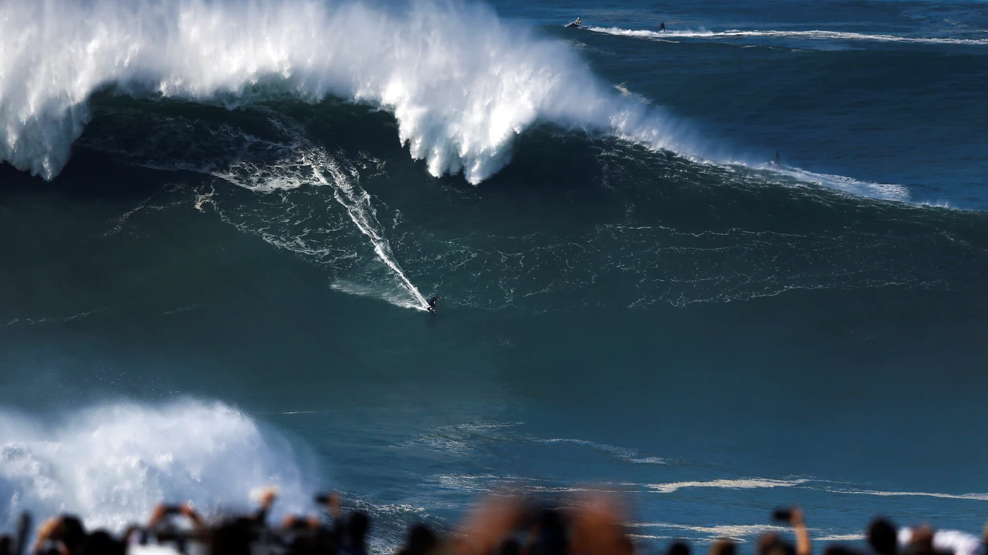 Las olas gigantes regresan a Nazaré La gente se aglomera para ver el espectáculo