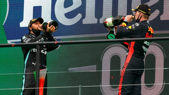 Hamilton y Verstappen en el podio del GP de Portugal Los pilotos celebran la victoria