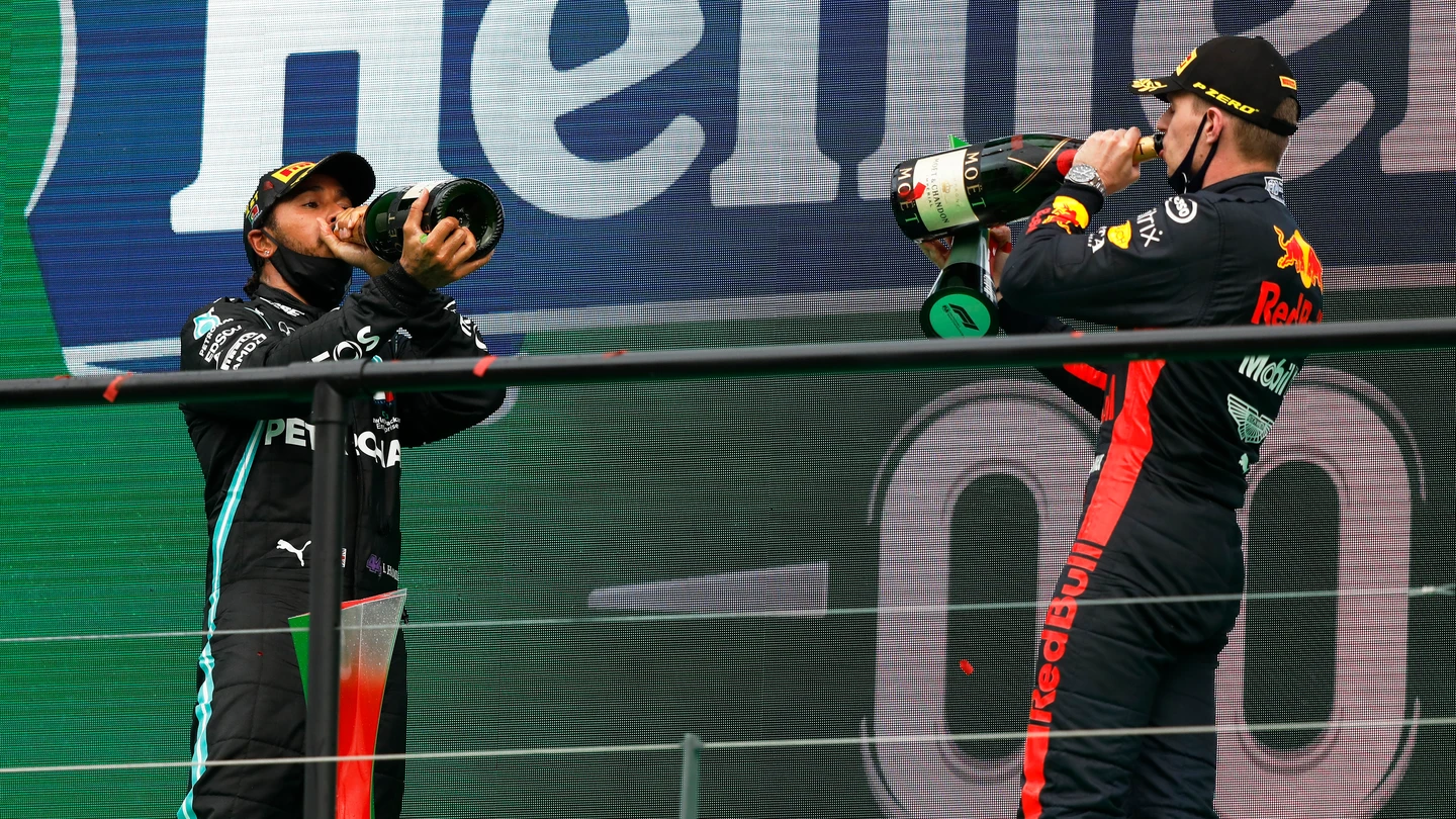 Hamilton y Verstappen en el podio del GP de Portugal Los pilotos celebran la victoria