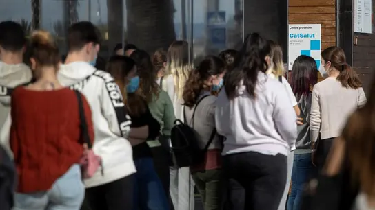 Alumnos de un instituto Alumnos de un instituto hacen cola para hacerse la PCR en Cataluña