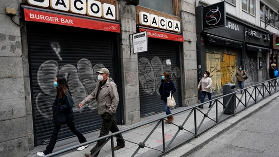 Ciudadanos pasean por las calles de Madrid Ciudadanos pasean por las calles de Madrid