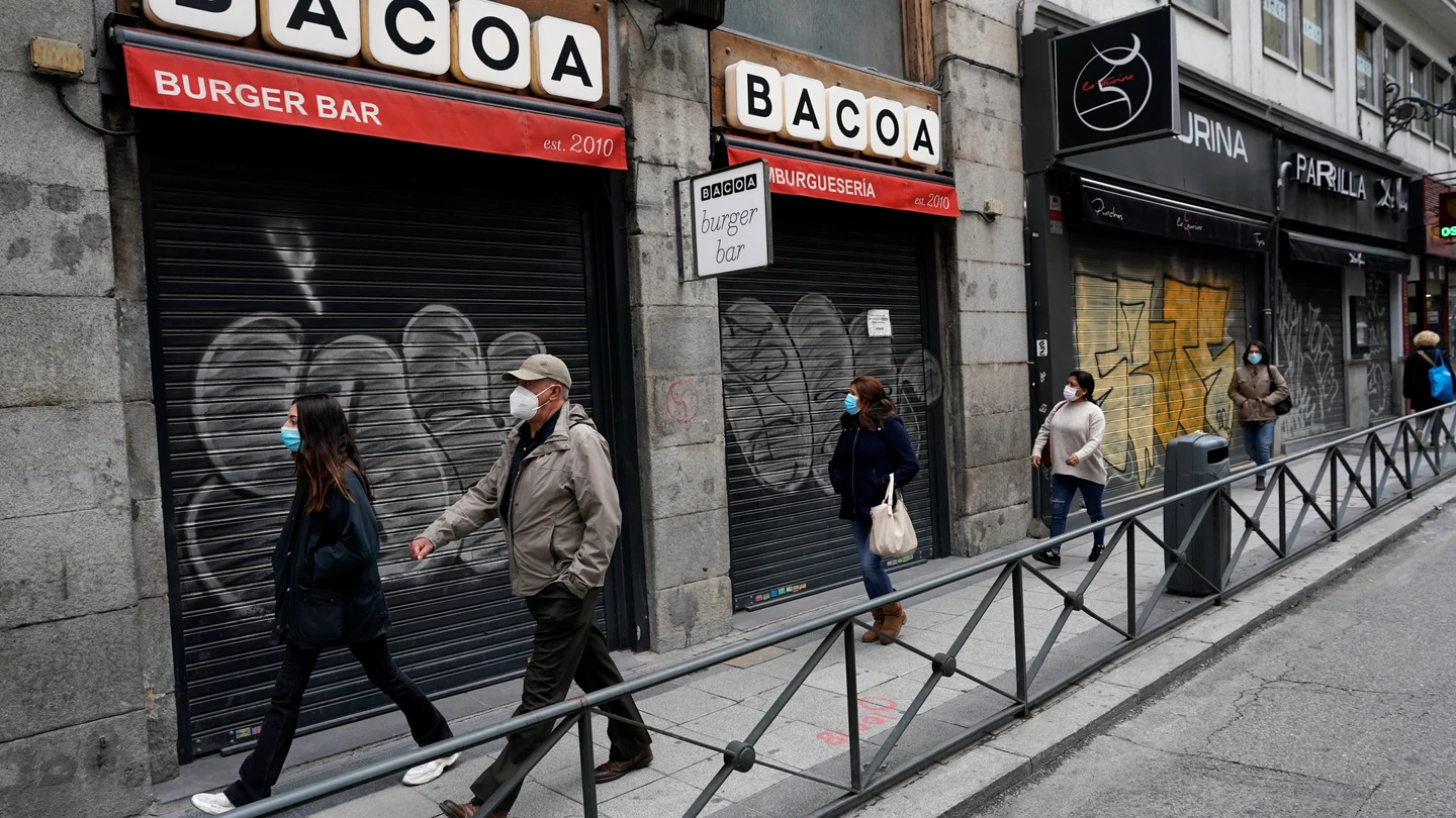 Ciudadanos pasean por las calles de Madrid Ciudadanos pasean por las calles de Madrid