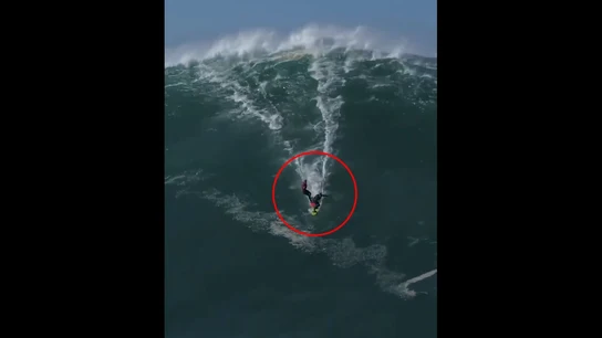 Nic Von Rupp y João Guedes a punto de chocar en Nazaré Los dos surfistas se pisaron la misma ola, pero afortunadamente salieron ilesos