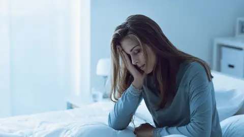 Mujer con insomnio Mujer con insomnio