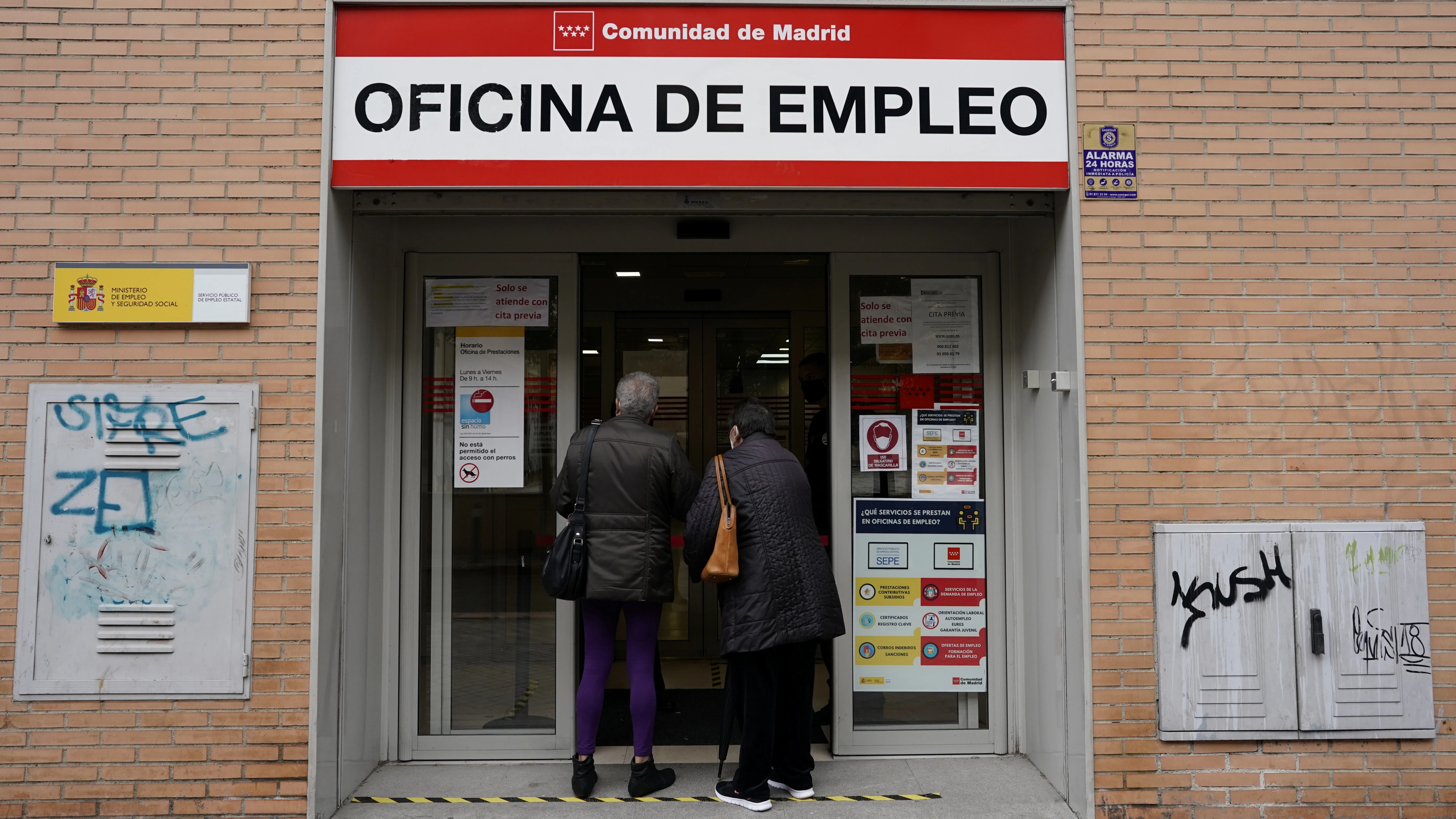 Dos personas entran en una oficina de empleo