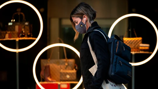 Una mujer con mascarilla pasea por Paseo de Gracia, en Barcelona Una mujer con mascarilla pasea por Paseo de Gracia, en Barcelona